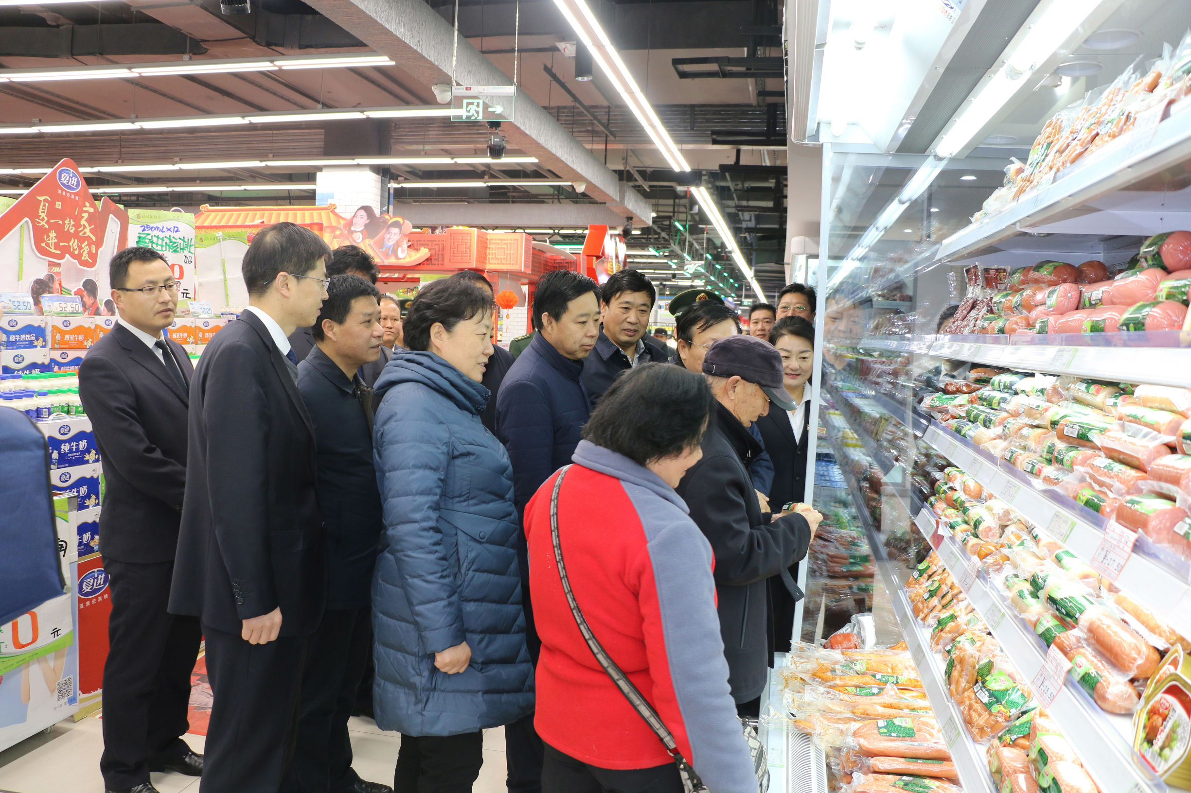 筑牢安全防線 護航新春佳節(jié)——市區(qū)主要領導帶隊開展節(jié)前食品安全與藥品零售專項檢查